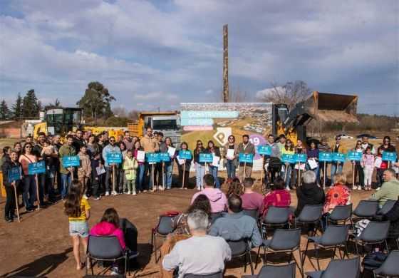  Petrecca entregó terrenos y destacó el programa de hábitat "más importante de la historia de la ciudad"