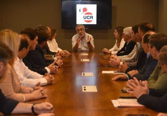 Camino al 6 de octubre: Miguel Fernández se llevó un fuerte espaldarazo de intendentes radicales