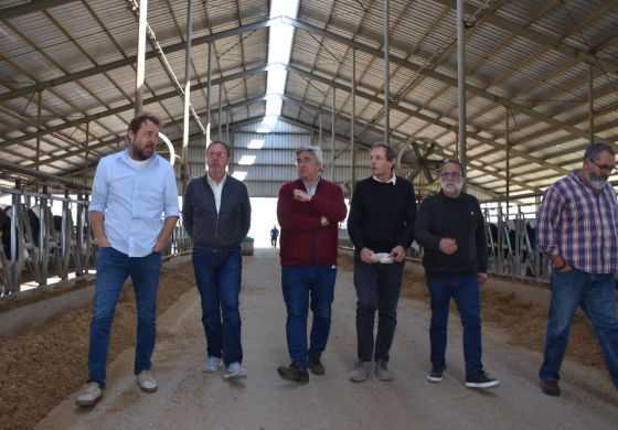 Ministro bonaerense pasó por la Cuarta, dejó minibuses y recorrió fábricas locales
