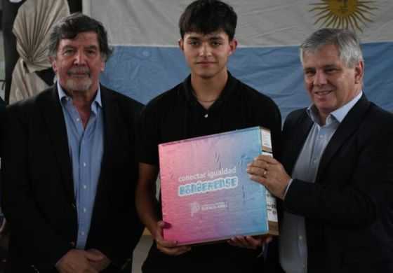  De la mano de Sileoni, Britos entregó netbooks a alumnos de escuelas rurales