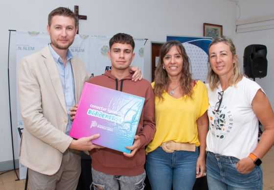  Los egresados de la secundaria recibieron notebooks para seguir estudiando
