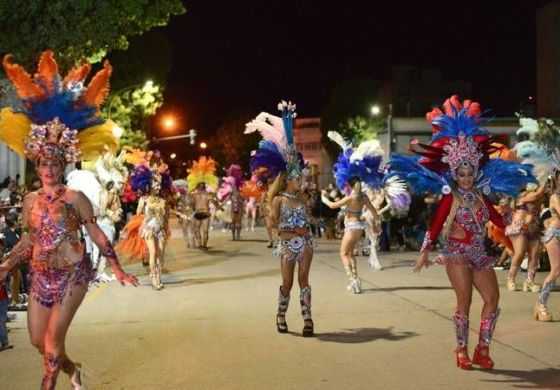 Entre plumas y timbales: un distrito de la Cuarta pone transporte gratis para ir al carnaval