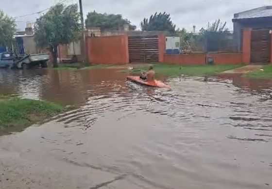 Granizo como pelotas de tenis, vecinos en kayak y basura: lo que dejó la tormenta que golpeó a Pehuajó y Nueve de Julio