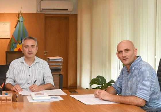 Lago se juntó con el ministro Larroque y selló un convenio que beneficiará a 100 familias
