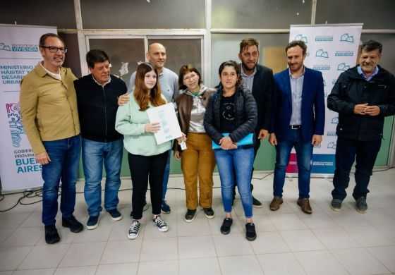  De la mano de Batakis, y con compañía de un intendente vecino, Lago entregó viviendas en Mechita