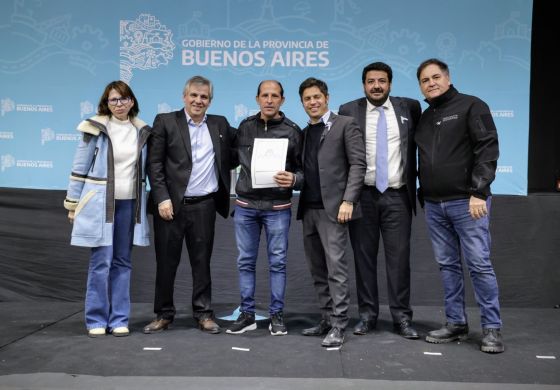 Junto a Britos, Kicillof entregó viviendas y escrituras a familias de Chivilcoy: "No hablamos de cuestiones electorales"