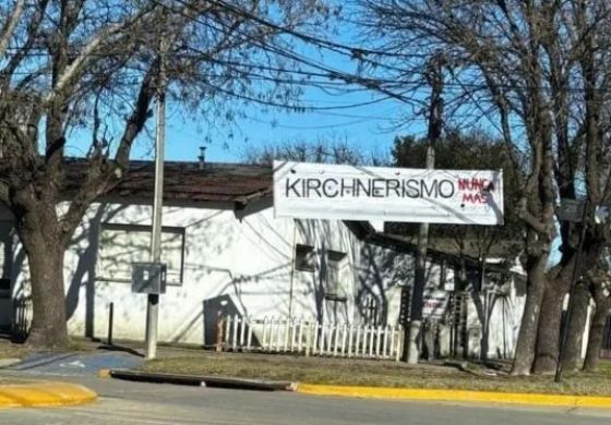 Replicaron el cartel negacionista de Milei en un municipio de la Cuarta y estalló el escándalo