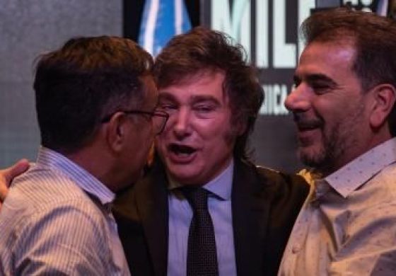 Pintado de violeta, el presidente del PRO llegó a Chivilcoy para bancar a LLA