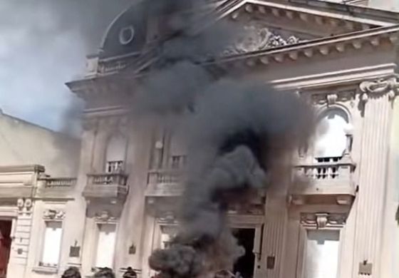 Caos en Nueve de Julio: ruralistas quemaron cubiertas frente a la Municipalidad y exigen obras urgentes