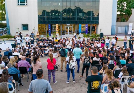 Petrecca ya asumió en el Senado, pero no pierde las mañas de intendente e inauguró un espacio educativo