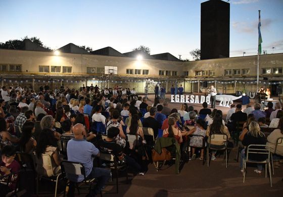 Con guiño a Kicillof y demanda de reconocimiento, Britos cerró el año académico en Chivilcoy