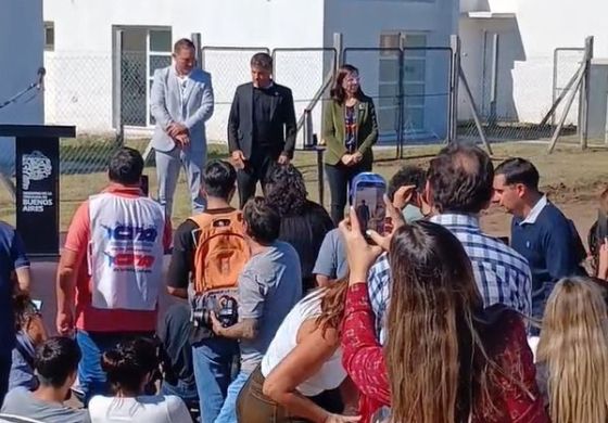 Comieron perdices: Axel Kicillof fue testigo de un casamiento durante la entrega de casas en Lincoln