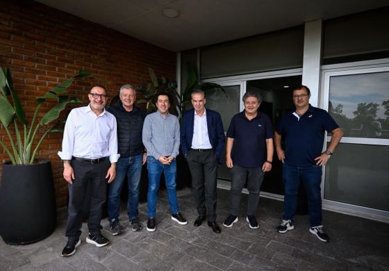 Emilio Monzó continúa su gira y suma fotos con intendentes K