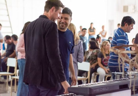Ferraris hace sonar la apuesta educativa con nuevos instrumentos en la Escuela de Artística de Alberdi