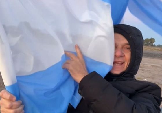 Con la bandera en mano, Zurro atendió a los libertarios: "Son unos impresentables"