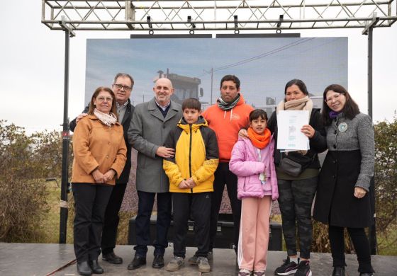 Guerrera y Batakis entregaron 22 viviendas en General Pinto: "Sostenemos la obra pública"