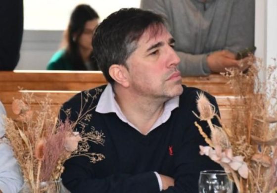 Con el traje de candidato, Flexas aseguró que "hay derechos adquiridos que hay que continuar pese a la motosierra"