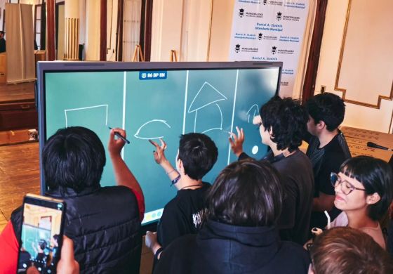 El primero de la PBA, en la Cuarta: un municipio es pionero en usar pantallas interactivas en las escuelas